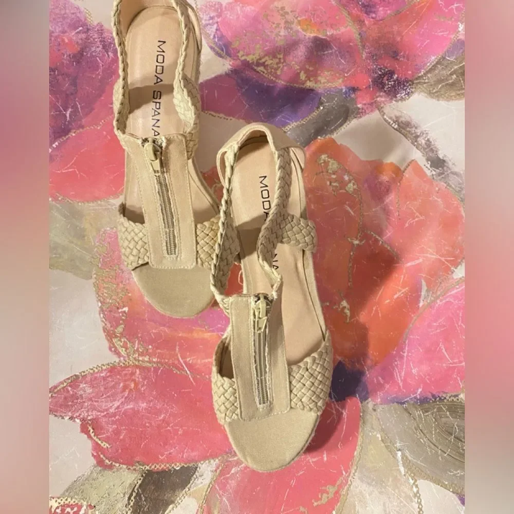 🛍️Moda Spana Beige wedge sandal with zipper size : 9M💥